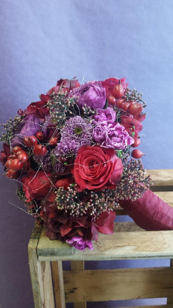roter Blumenstrauß bei Galerie Blume sucht Vase in Dingolfing